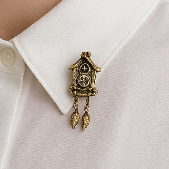 Vintage  Cuckoo Clock pin by Avon. - Picture 1 of 9